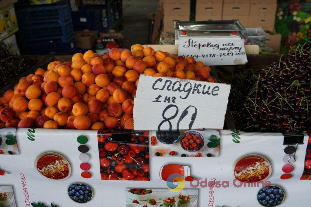 Абрикос, бринза та вишня: суботні ціни на одеському Привозі