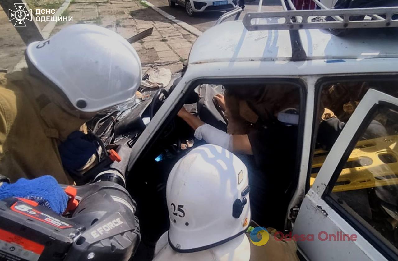 На Одещині легковик врізався в електроопору – водій у лікарні