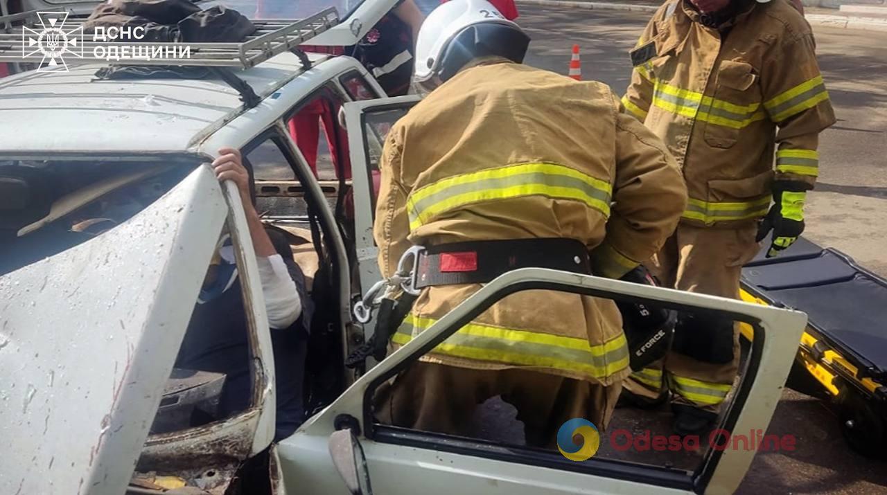 На Одещині легковик врізався в електроопору – водій у лікарні