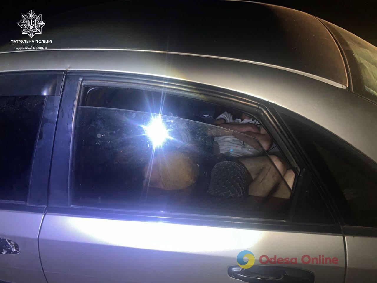В Одессе задержали двух мужчин, которые решили переночевать в чужом авто