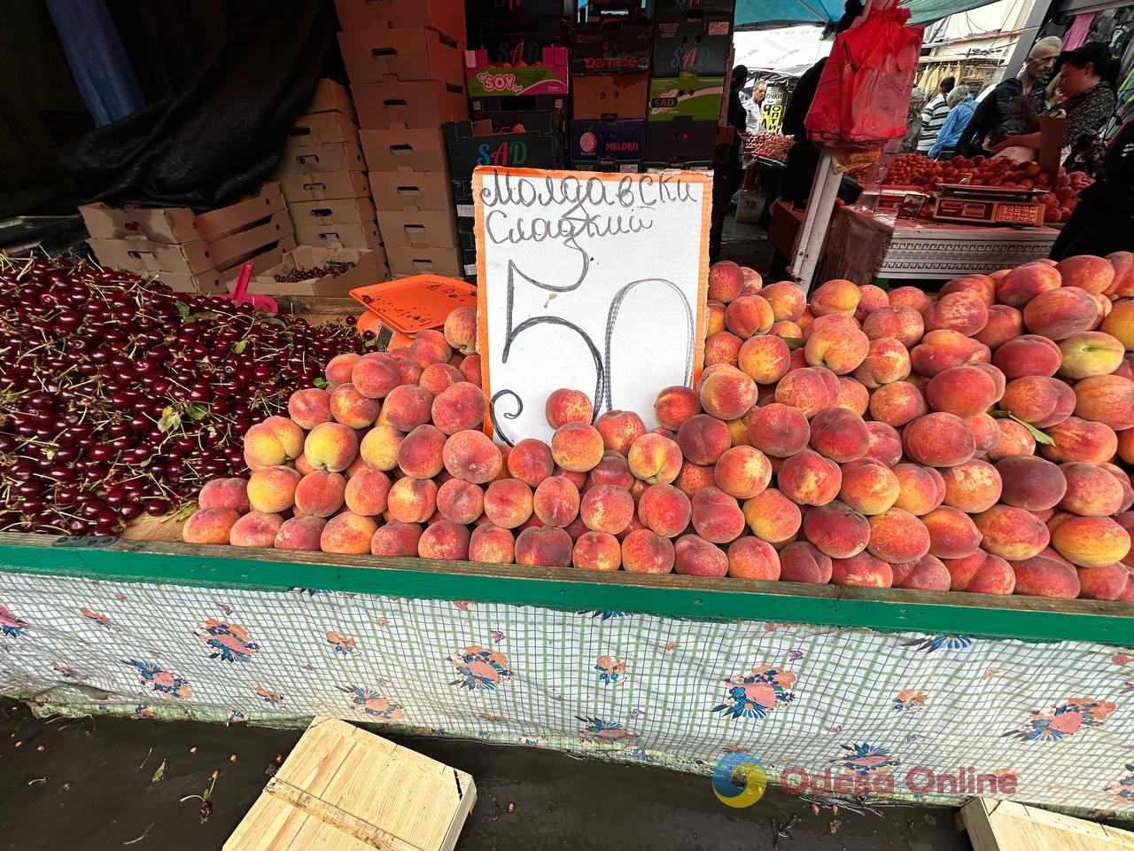 Персик, черешня та кабачки: суботні ціни на одеському Привозі