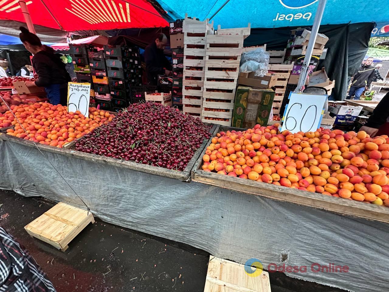 Персик, черешня и кабачки: субботние цены на одесском Привозе