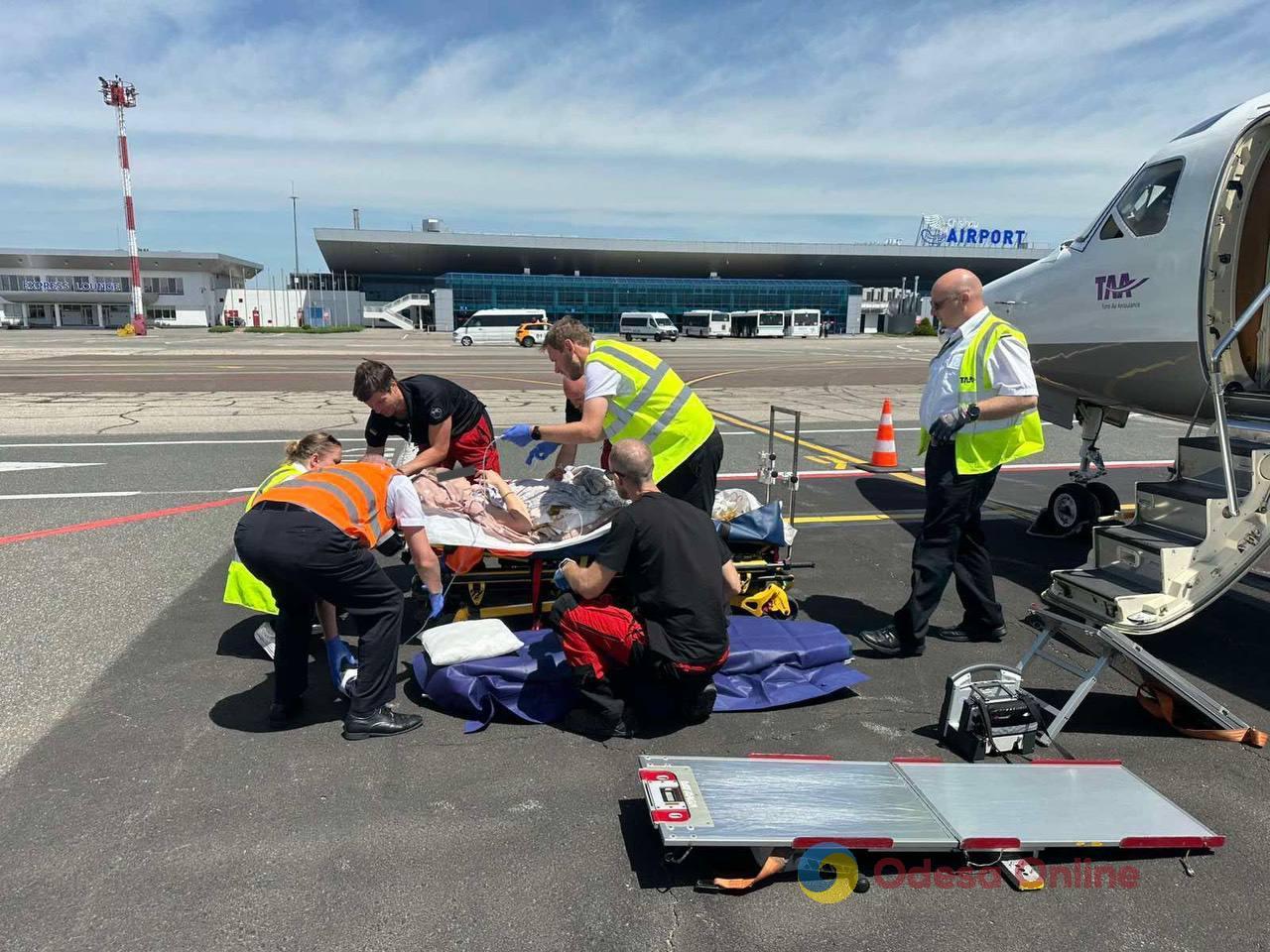 Важко поранену внаслідок російської атаки жительку Одещини рятувальною авіацією евакуювали до Австрії