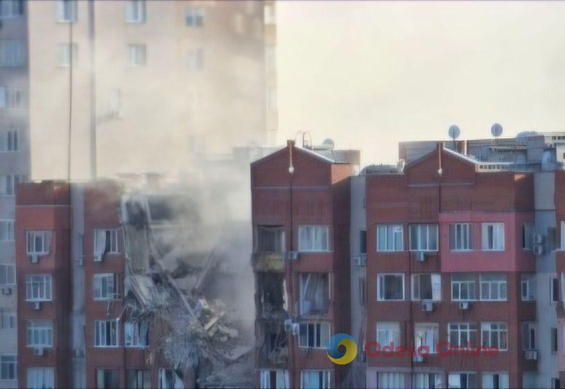 Ракетний удар по Дніпру зруйнував кілька поверхів житлового будинку