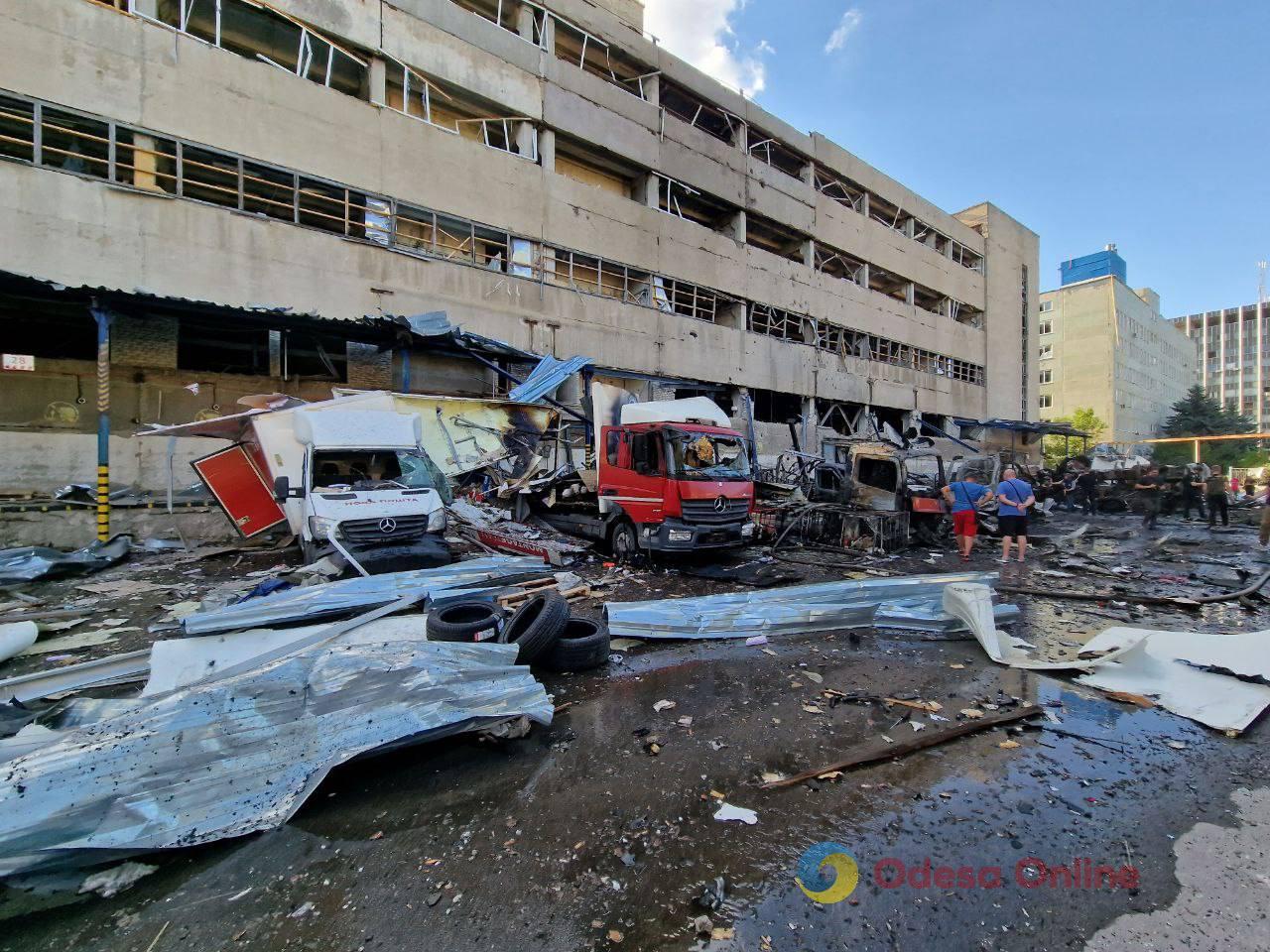 Росіяни вдарили КАБом по центру Харкова – є загиблий та постраждалі, знищений термінал «Нової пошти»