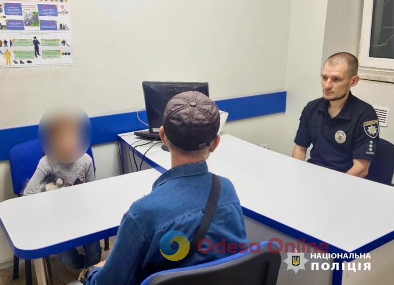 В Одессе к админответственности привлекли мужчину, который оставил дома 5-летнюю дочь