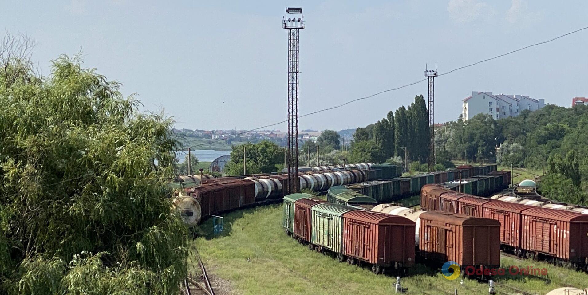 В Одессе железнодорожник упал на колею и погиб под поездом