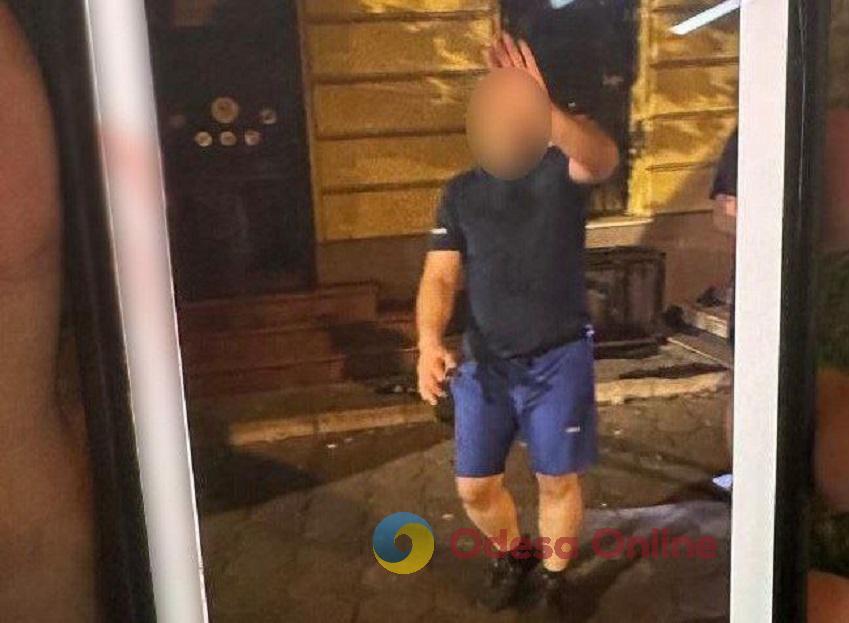 В Одесі затримали чоловіка, який з ножем напав на перехожу