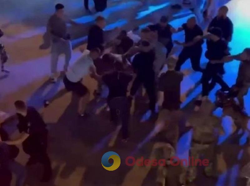 Масова бійка в Аркадії: поліцейські затримали сімох учасників «битви»