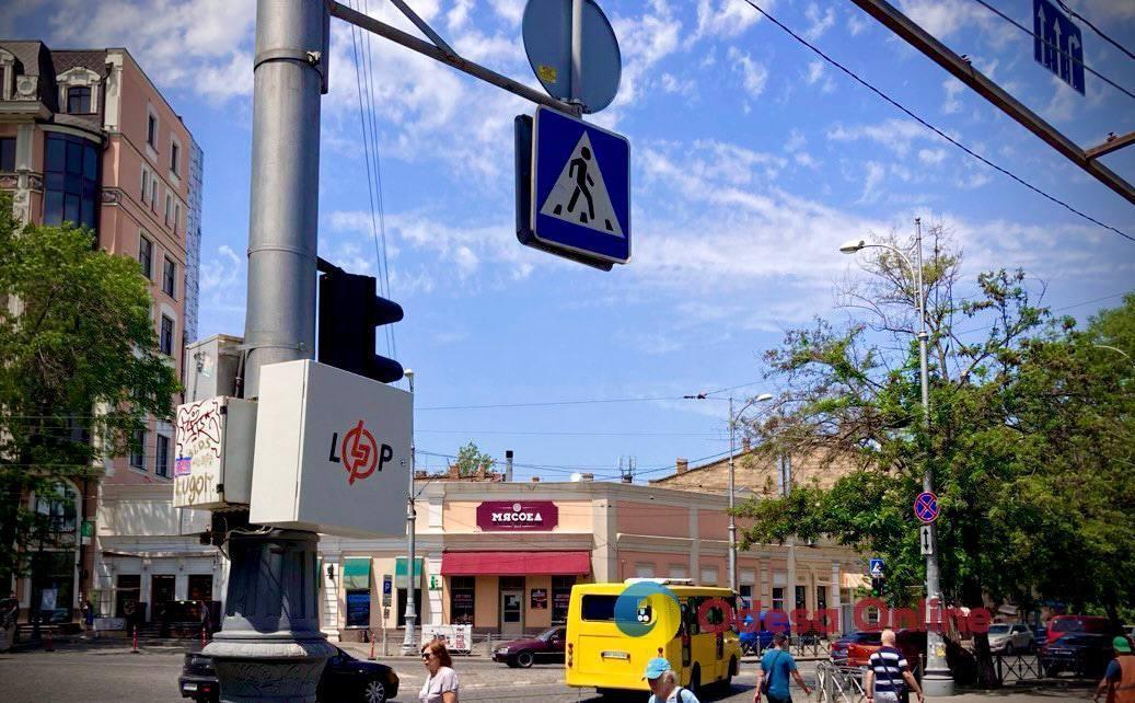 В Одессе на светофоры устанавливают блоки бесперебойного питания (фото)