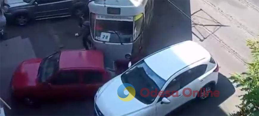 В Одессе трамвай сошел с рельсов и врезался в авто