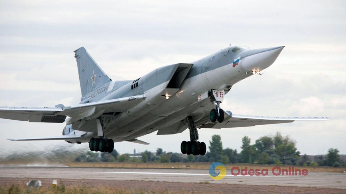 Дрони ГУР уразили стратегічний бомбардувальник на аеродромі “Оленья” в РФ