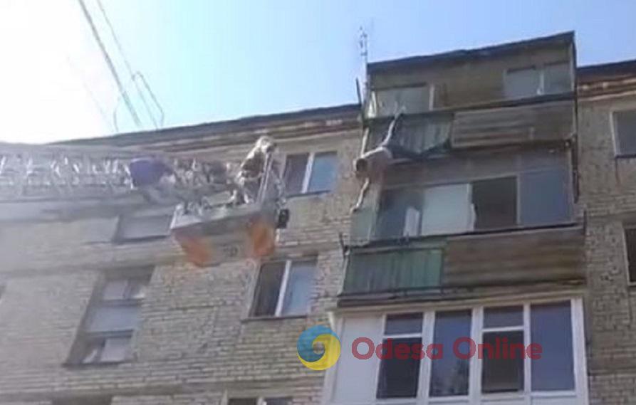 В Николаеве спасли мужчину, который висел за балконом вверх ногами (видео)