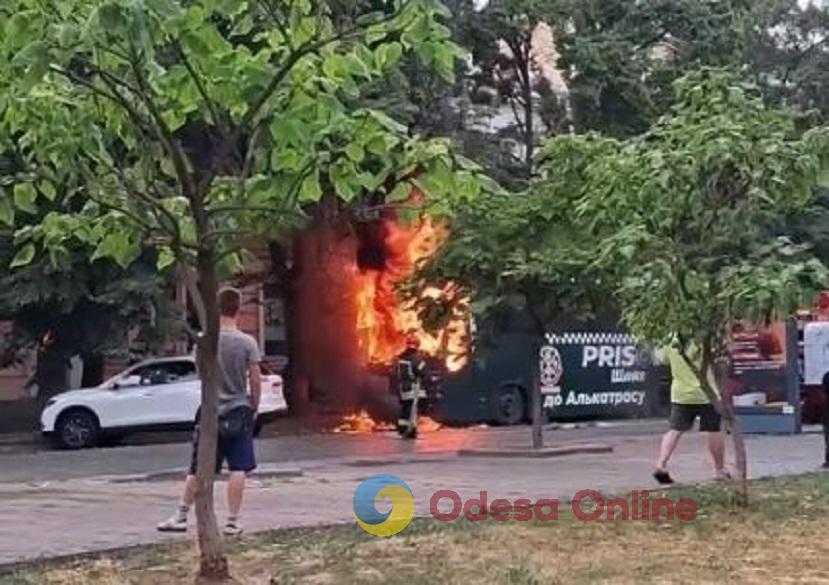В центре Одессы горел заброшенный автобус (видео)