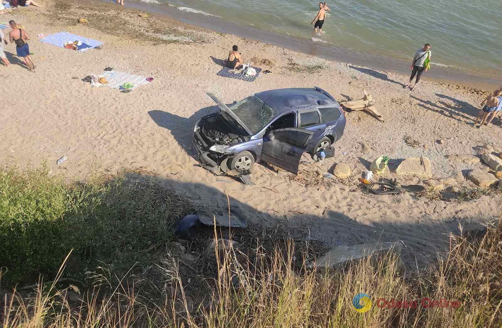 В Фонтанке автомобиль сорвался с ручника, сбил ребенка и упал с обрыва