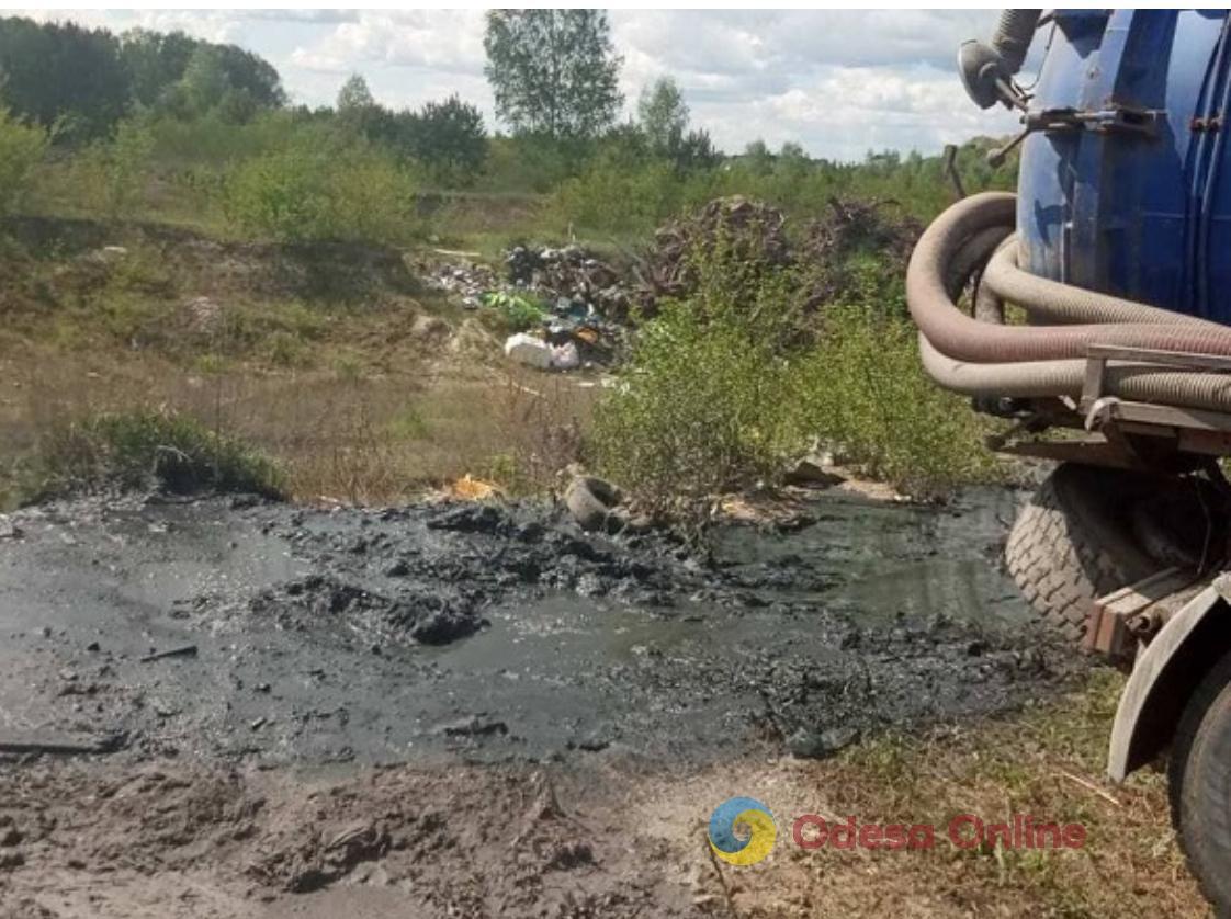 В Одесской области поймали нарушителя, который сбрасывал нечистоты из ассенизационной машины на земельный участок