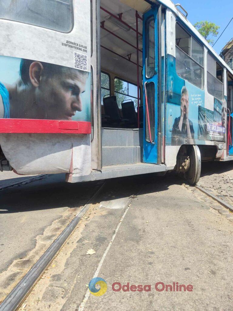 В Одессе трамвай сошел с рельсов и врезался в авто