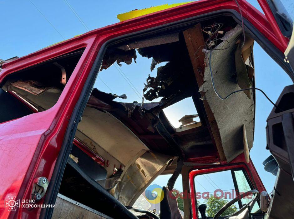 У Херсонській області росіяни скинули вибухівку на авто рятувальників (фото)