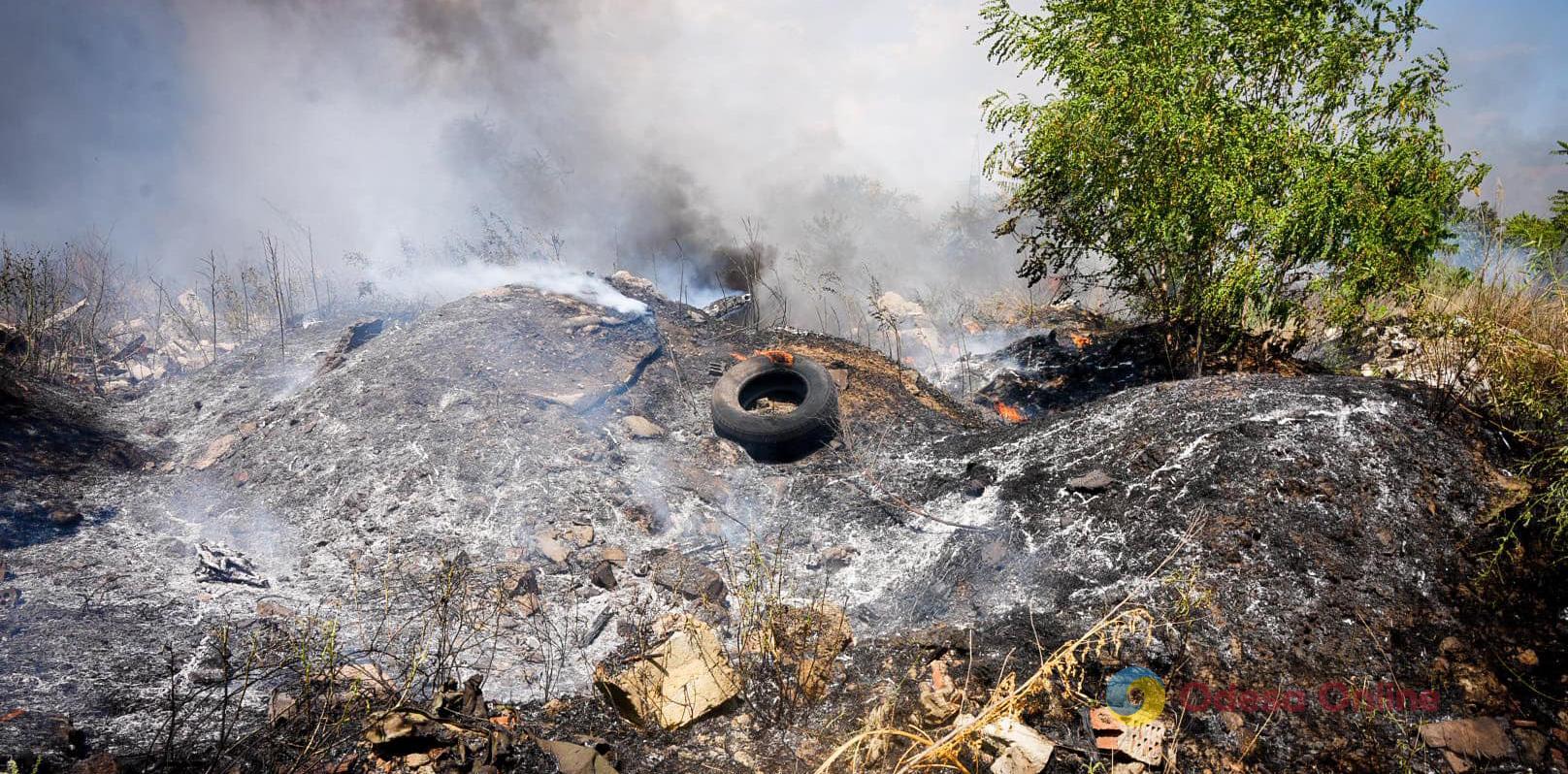 В Одессе тушили масштабный пожар на открытой территории