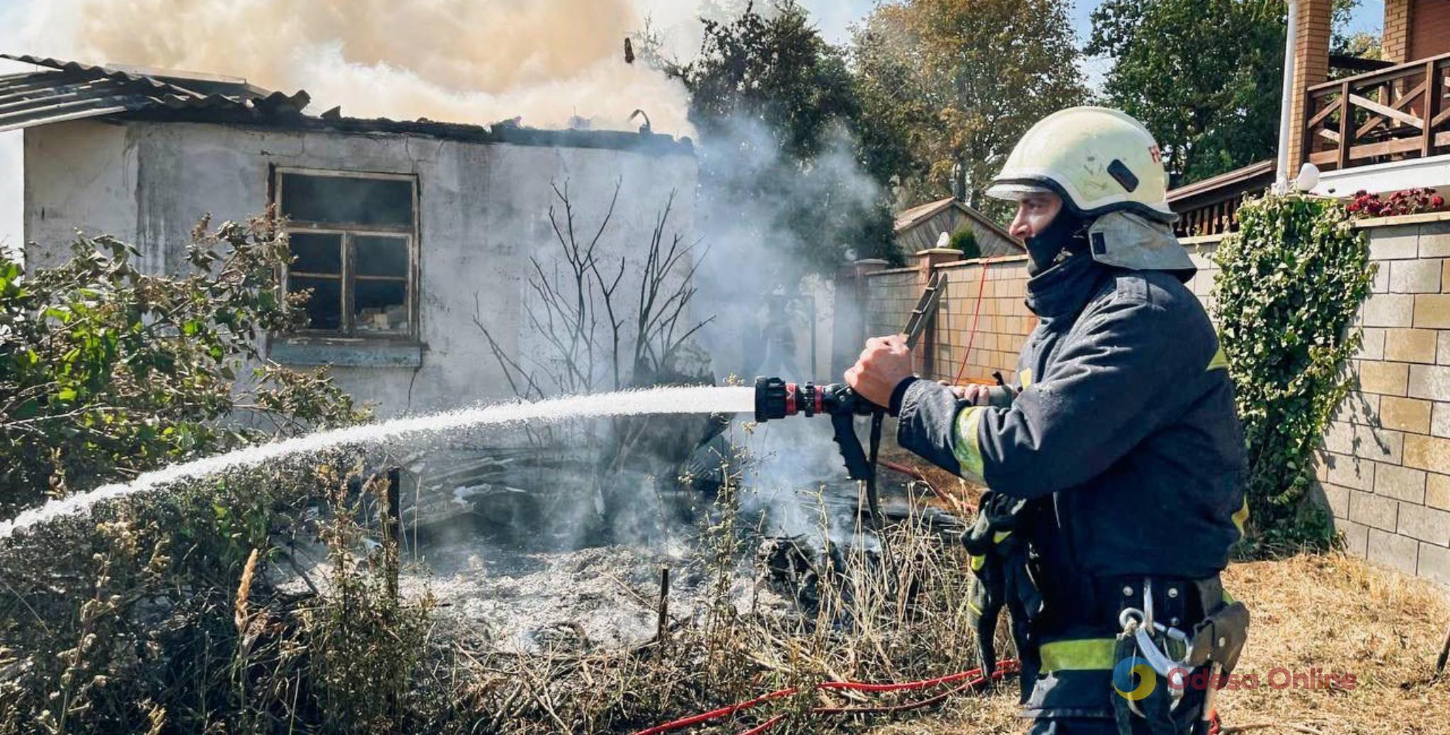 В Одесской области пожар на открытой местности поджег две дачи и четыре постройки