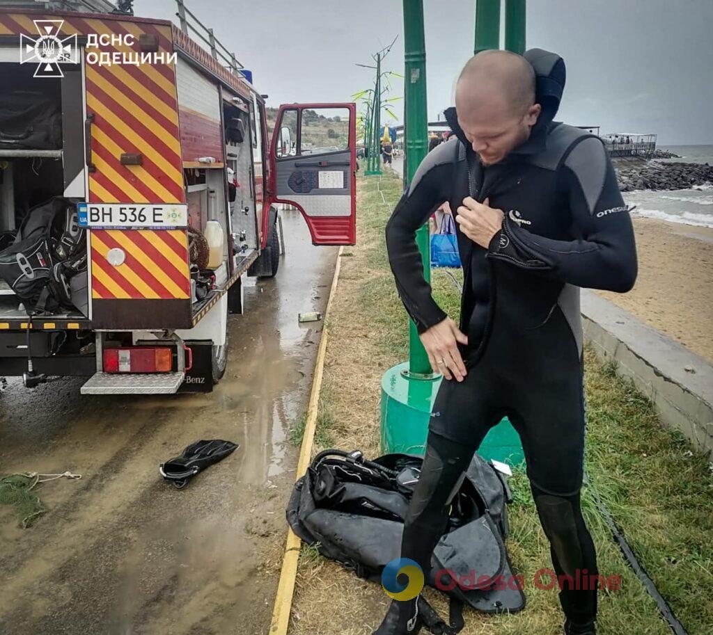 Под Одессой водолазы спасли мужчину, которого начало относить в открытое море (фото)
