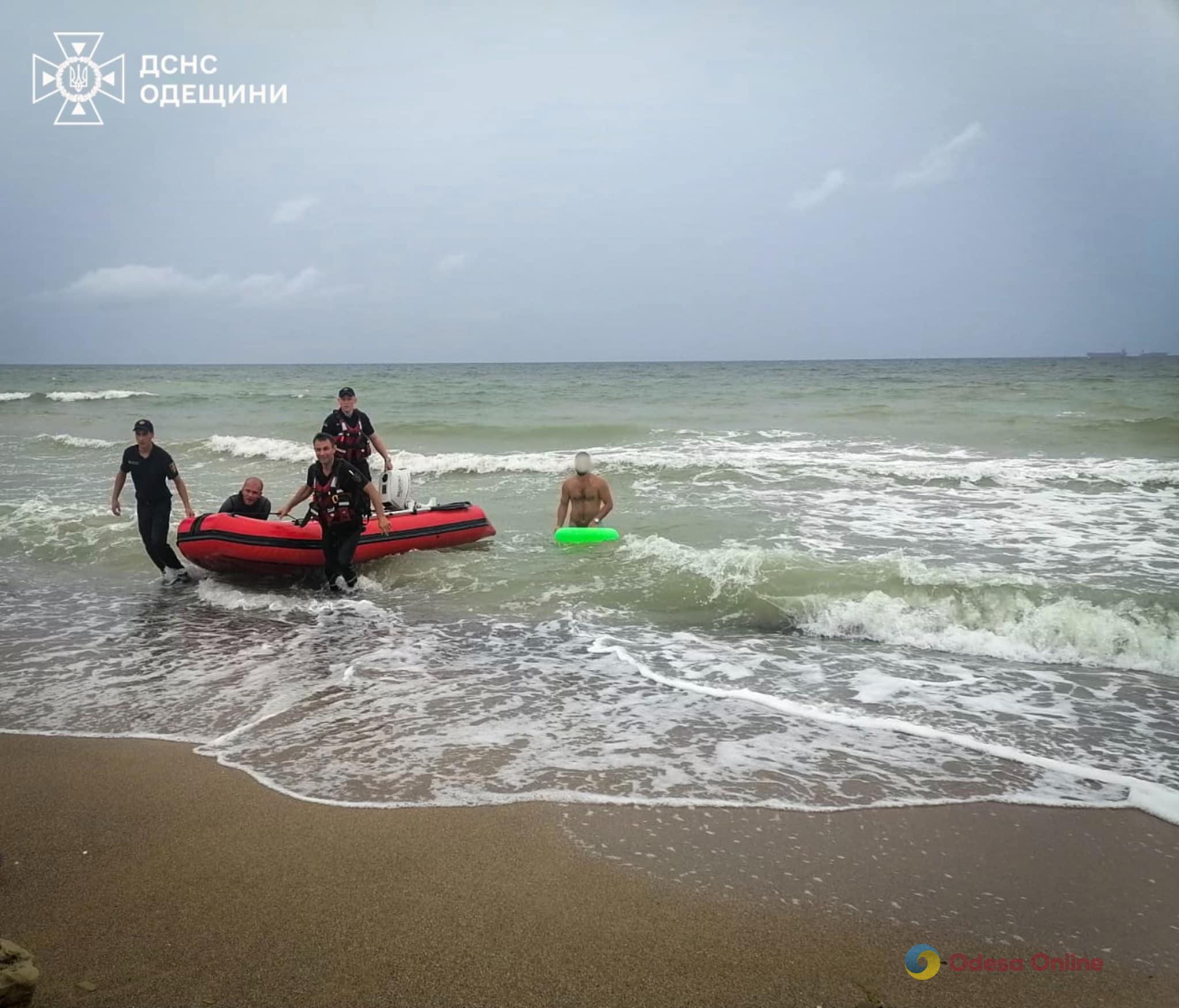 Под Одессой водолазы спасли мужчину, которого начало относить в открытое море (фото)