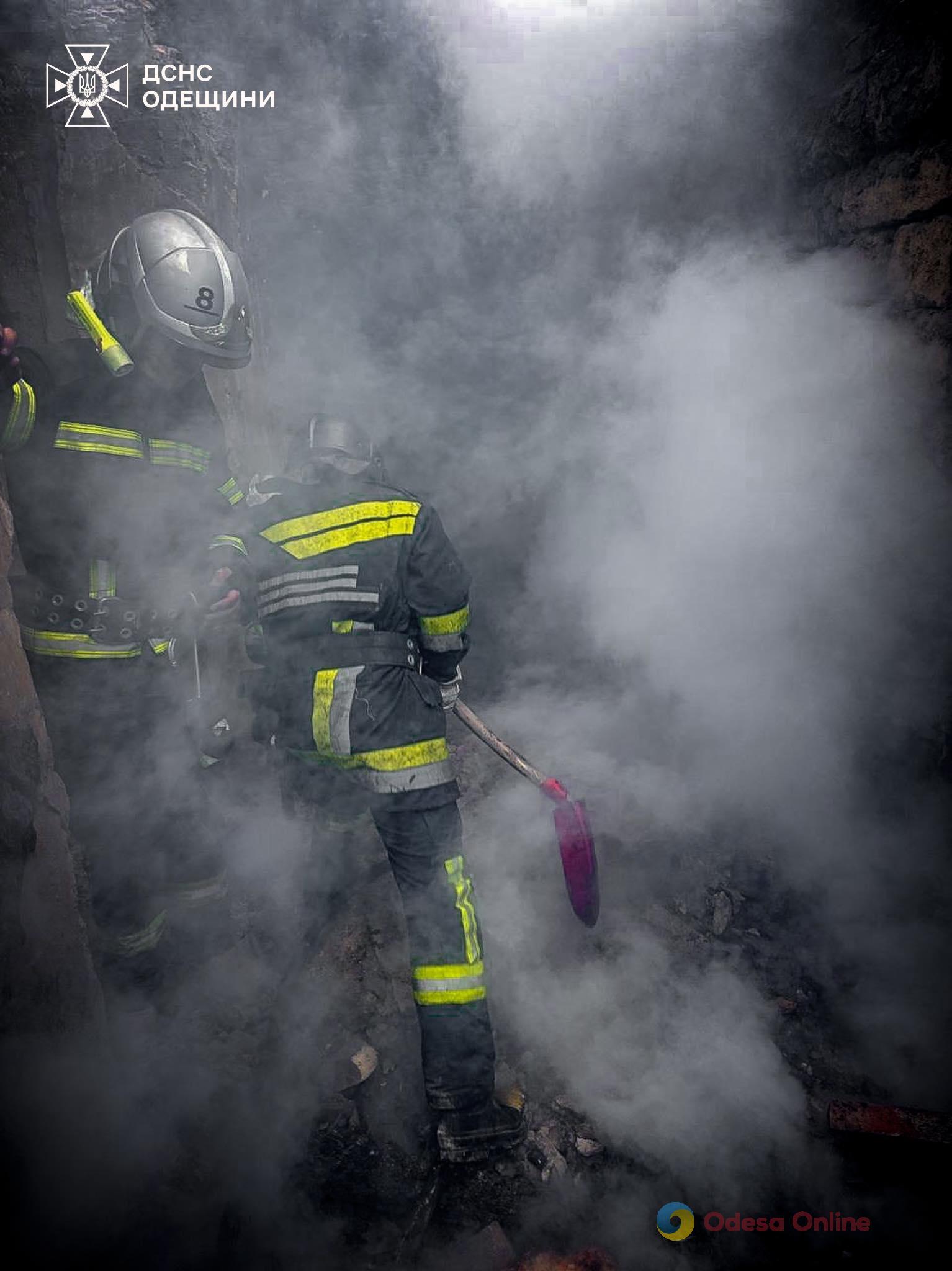 В Одессе во время пожара в заброшенном здании спасли мужчину
