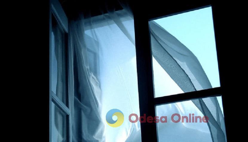 На Одещині 7-річна дівчинка випала з балкону четвертого поверху