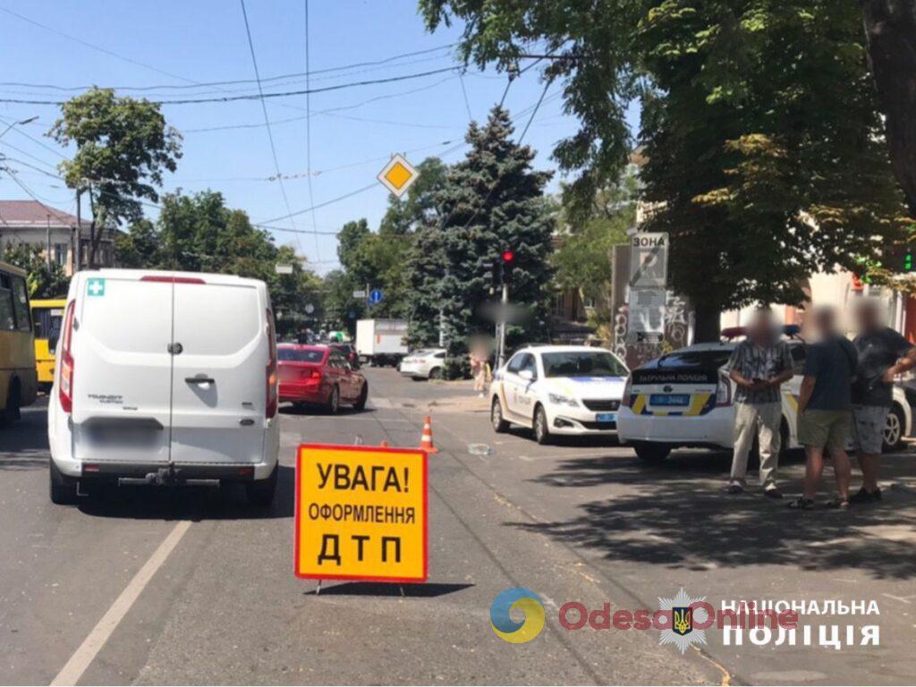 В центре Одессы пешеход попал под колеса грузового фургона
