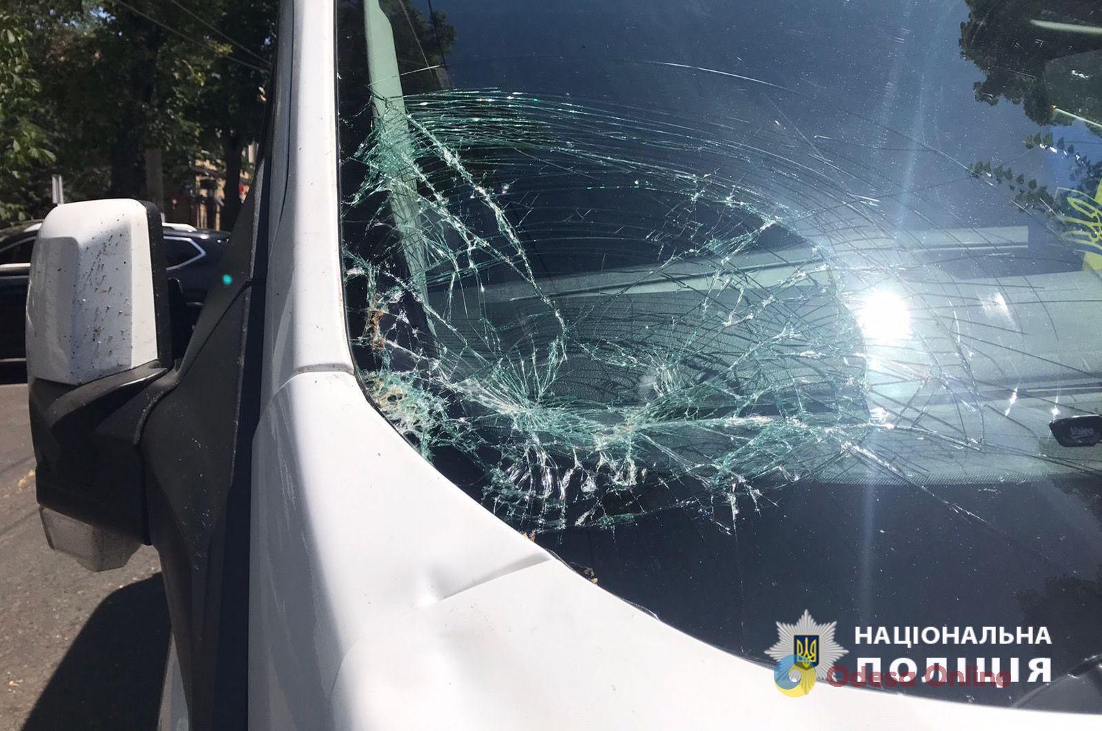 В центре Одессы пешеход попал под колеса грузового фургона