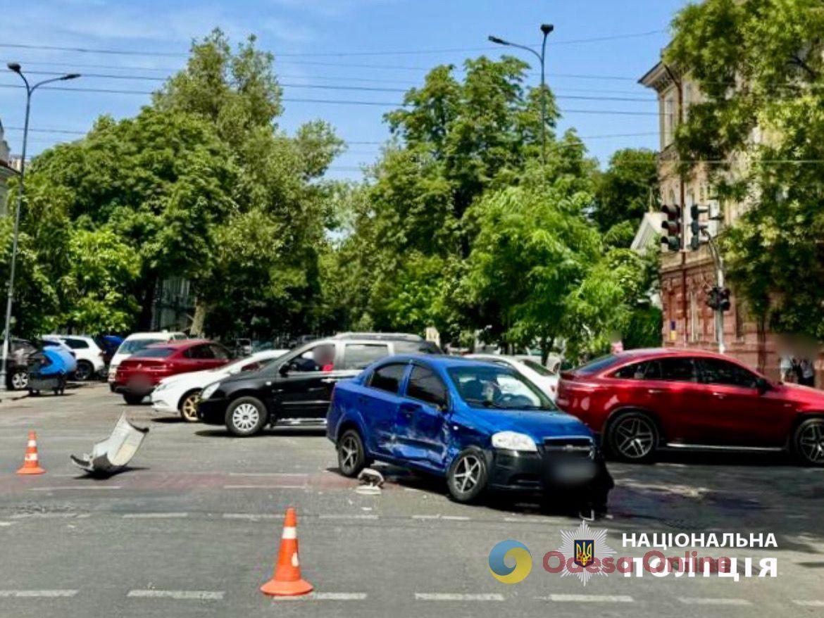 Їхала заднім ходом з тротуару: у центрі Одеси сталася потрійна ДТП, постраждали люди