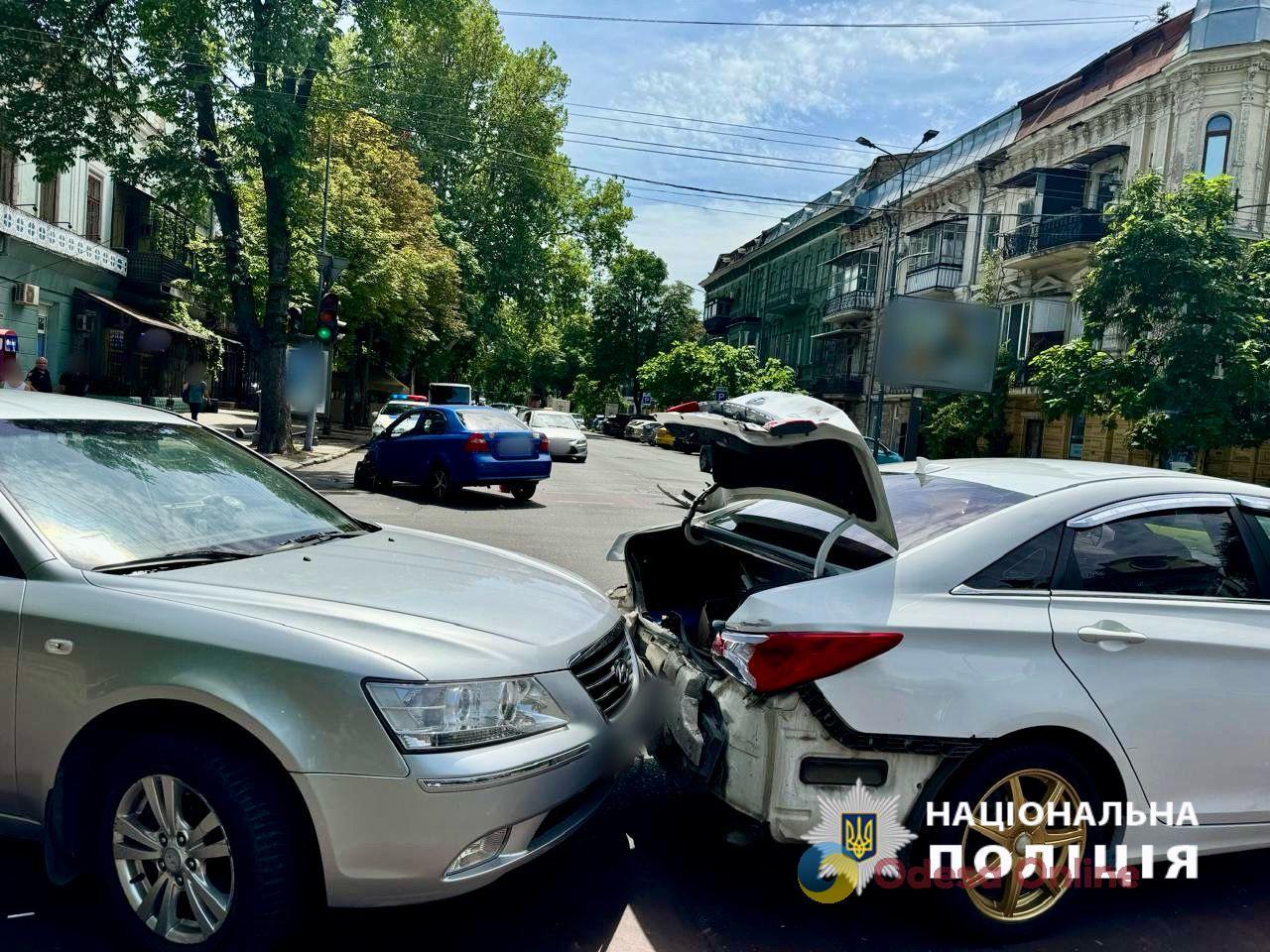 Їхала заднім ходом з тротуару: у центрі Одеси сталася потрійна ДТП, постраждали люди