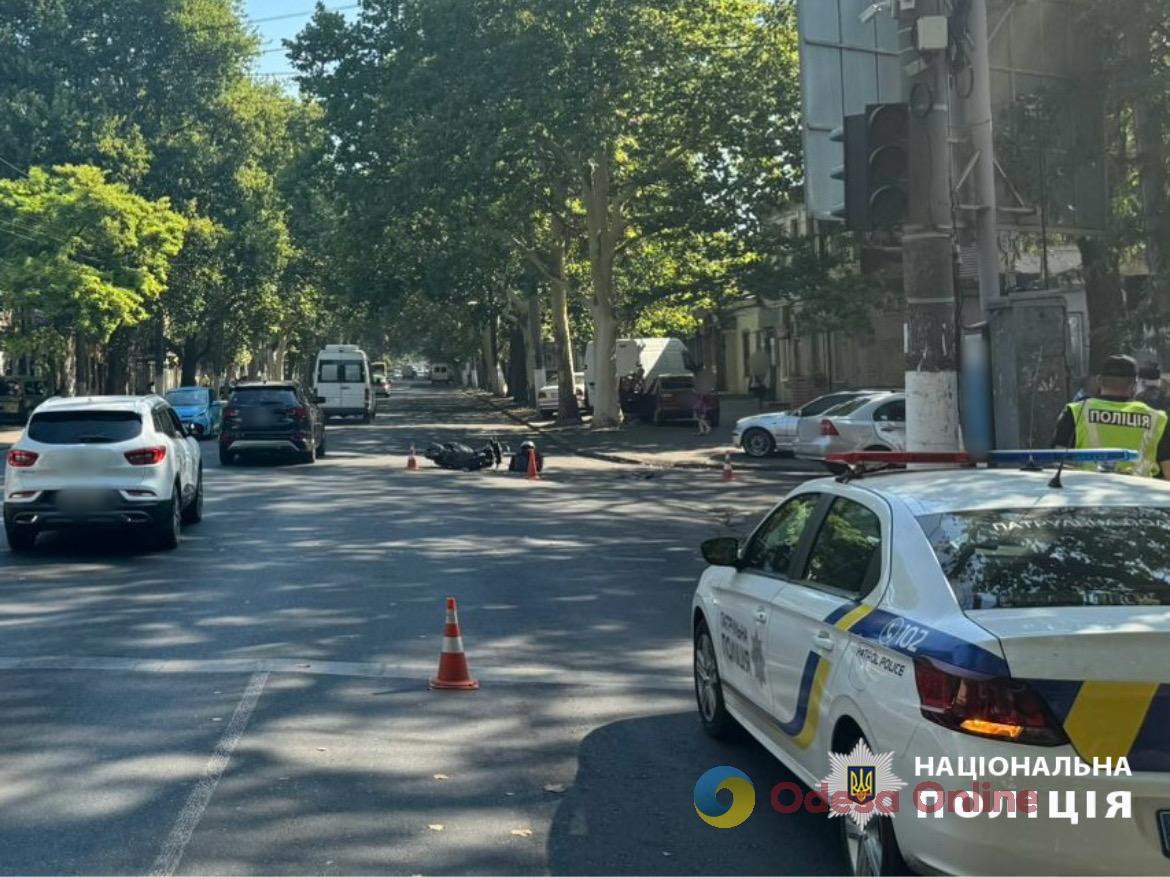 В Одессе на перекрестке с неработающими светофорами произошло ДТП — пострадали мотоциклист и его пассажирка