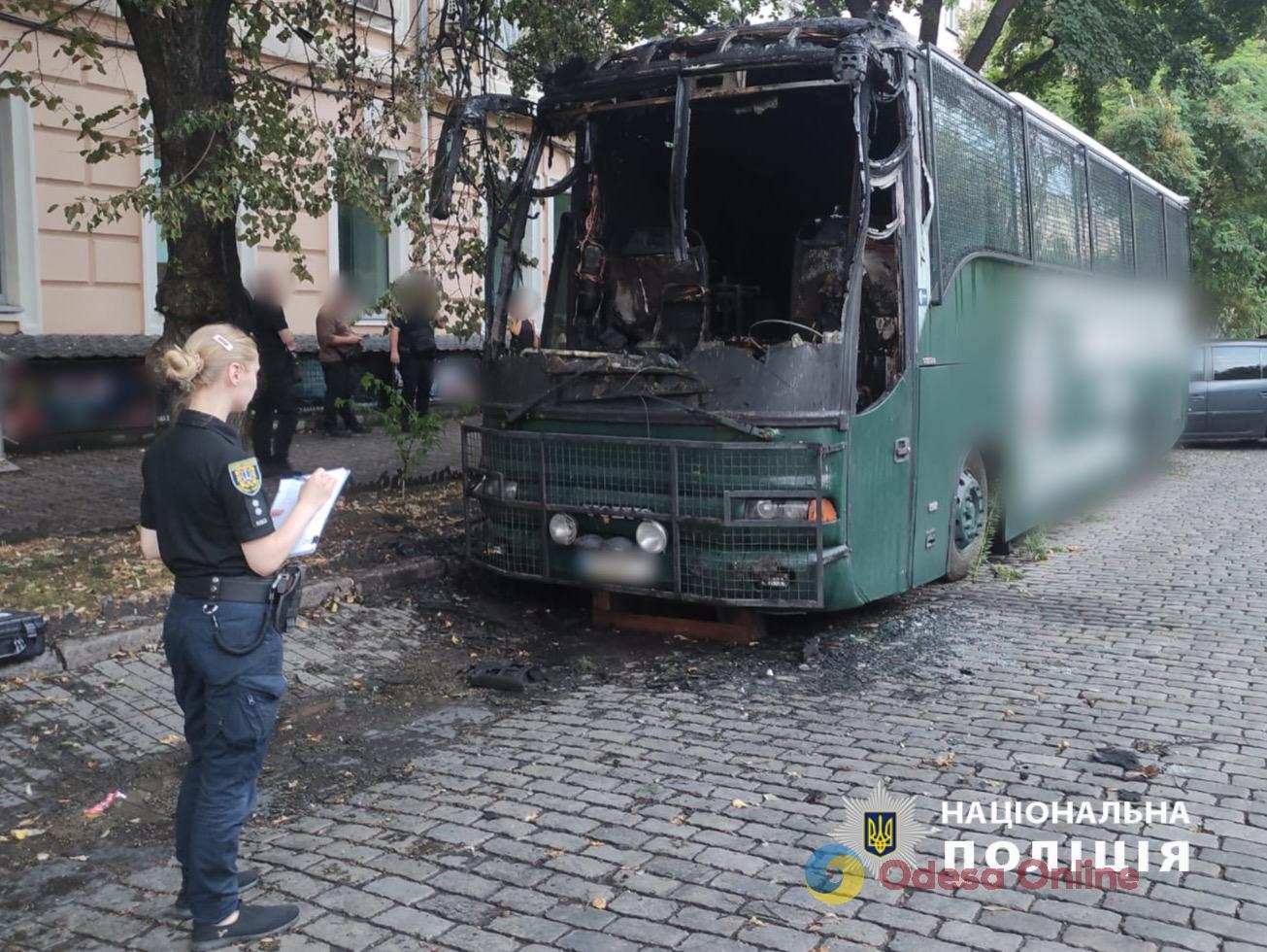 Загорання автобусу у центрі Одеси: перехожі затримали палія