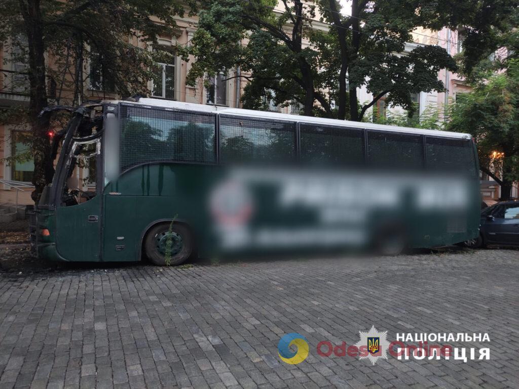 Загорання автобусу у центрі Одеси: перехожі затримали палія