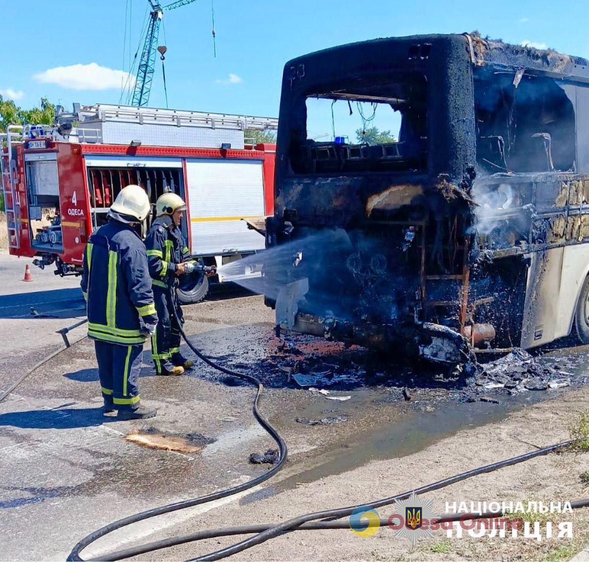 На трасі Одеса-Южне під час руху загорівся рейсовий автобус