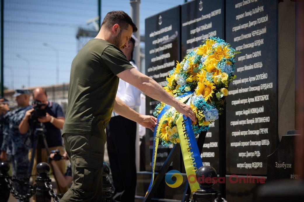 Зеленський в Одесі вшанував пам’ять загиблих військових моряків (відео)