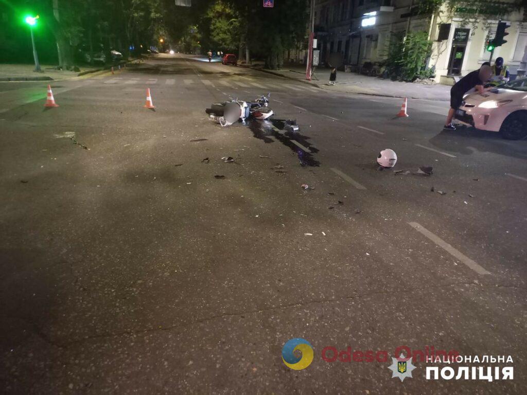 В Одессе в ДТП с автомобилем серьезно пострадал мотоциклист