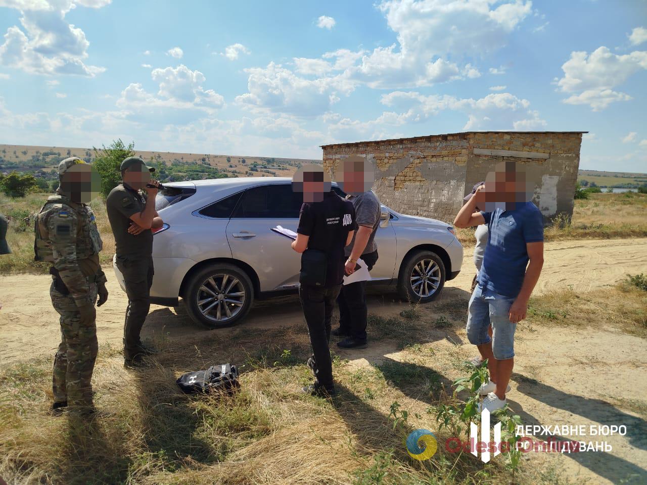 В Одесской области задержали чиновника миграционной службы, который планировал переправлять мужчин за границу