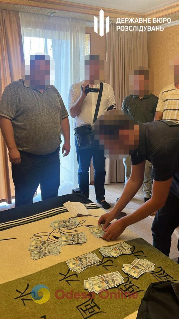 В Одесской области задержали чиновника миграционной службы, который планировал переправлять мужчин за границу