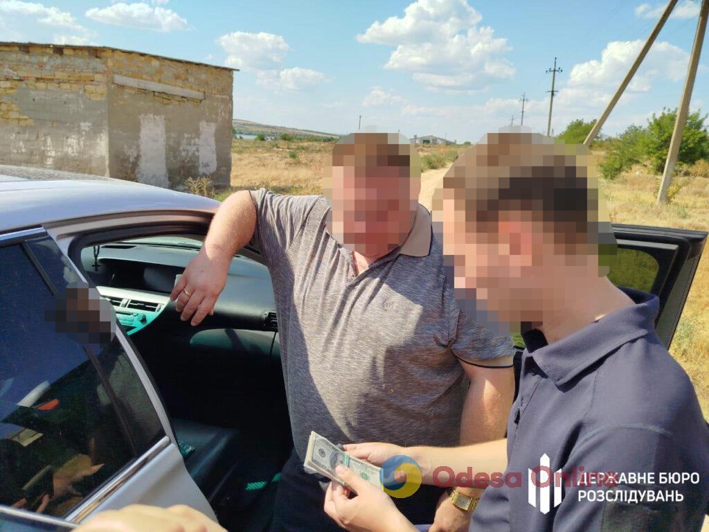 На Одещині затримали посадовця міграційної служби, який хотів відкрити «бізнес» з переправлення чоловіків за кордон