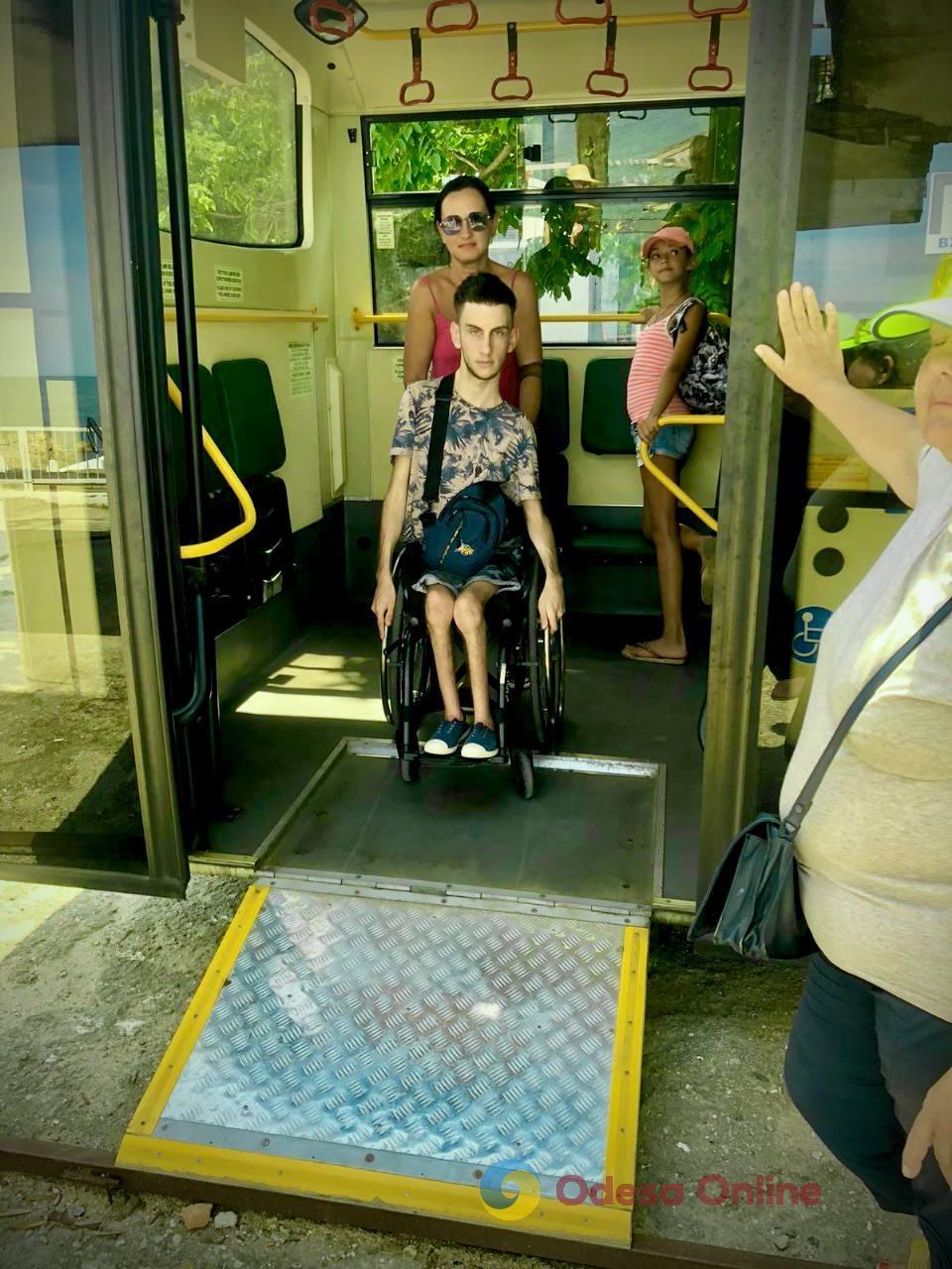 В Одессе организовали перевозку людей с инвалидностью на инклюзивный пляж
