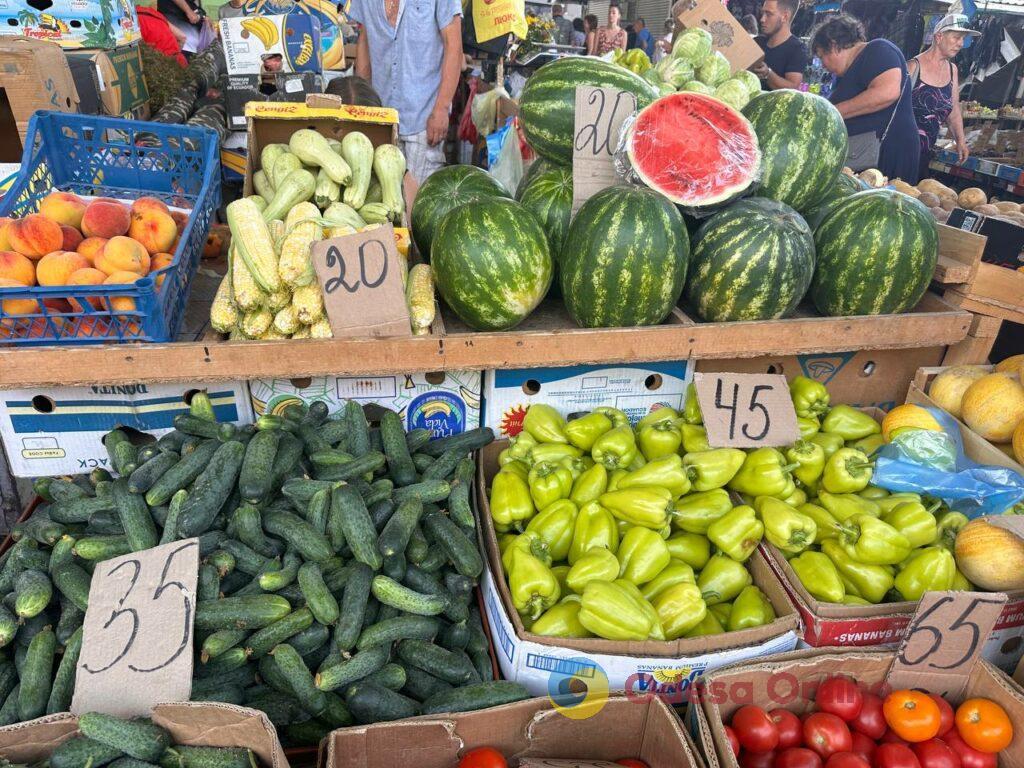 Голубика, сало та кукурудза: суботні ціни на одеському Привозі