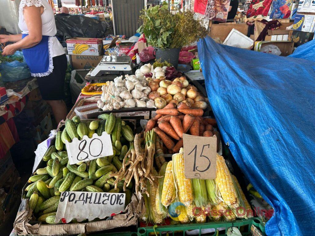 Голубика, сало та кукурудза: суботні ціни на одеському Привозі
