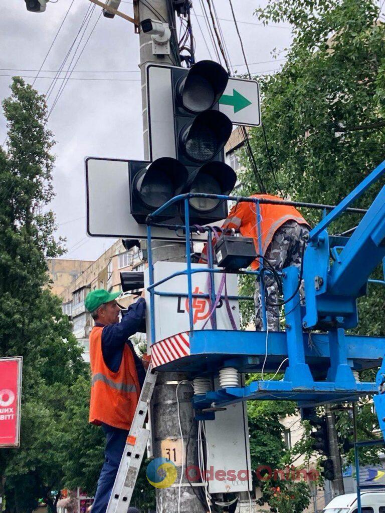 В Одессе на светофоры устанавливают блоки бесперебойного питания (фото)