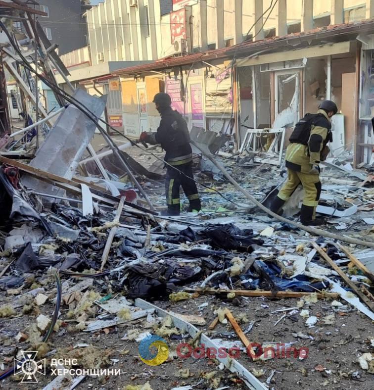 Херсон: росіяни вдарили по ринку і бізнес-центру, є руйнування