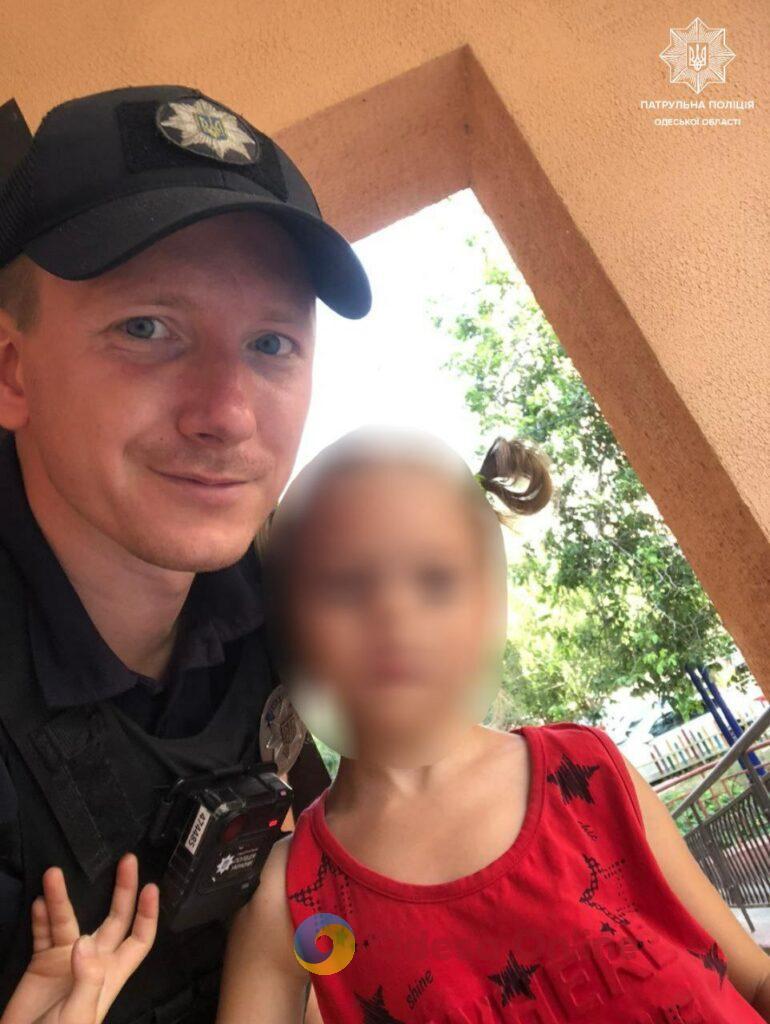 Одесские патрульные вернули родителям семилетнюю девочку