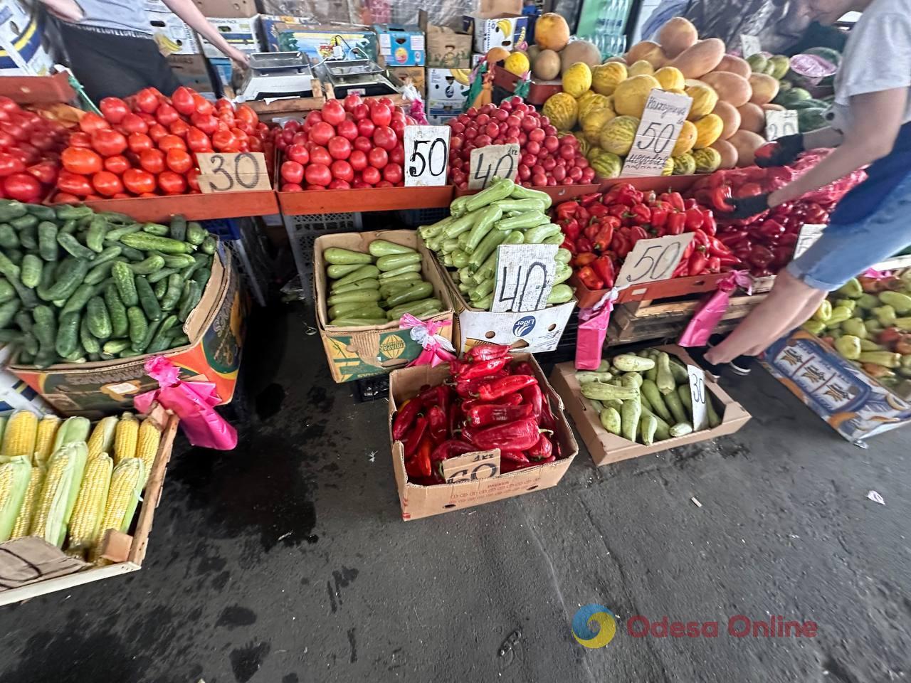 Малина, яловичина та помідори: суботні ціни на одеському Привозі