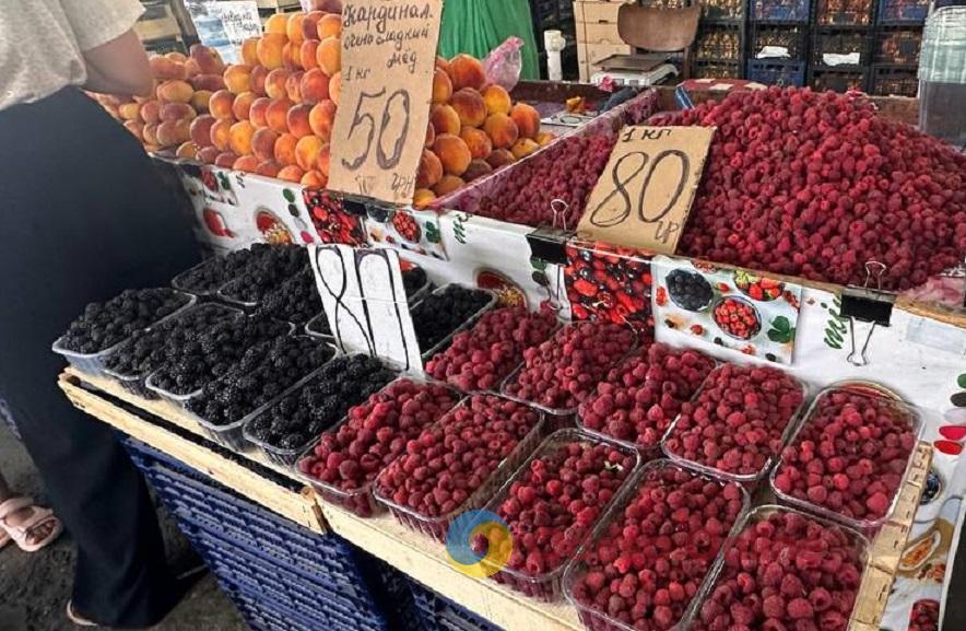 Малина, яловичина та помідори: суботні ціни на одеському Привозі