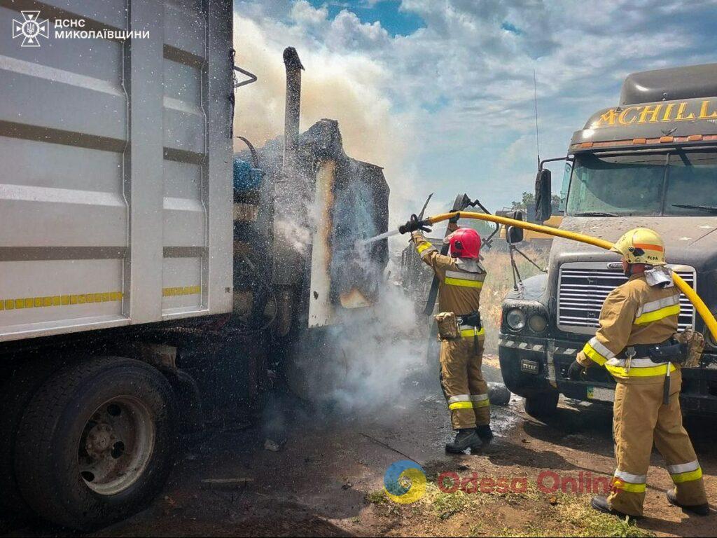 На Миколаївщині через пожежу кабіни вантажівки ледь не згоріло 35 тонн зерна (фото)